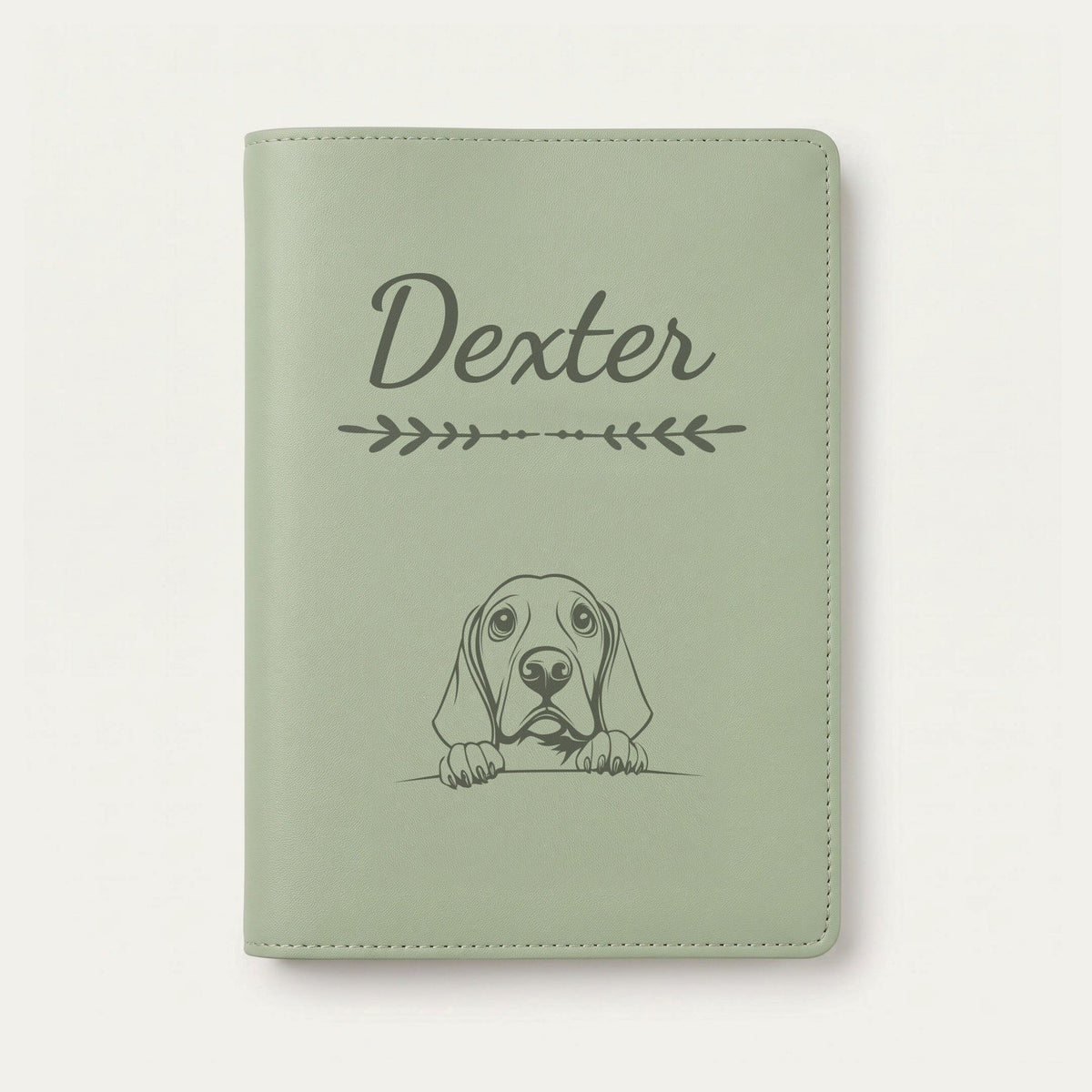 Protège carnet de santé chien personnalisé – Coonhound noir et feu — Vert sauge — Flèche — gravure « Dexter »