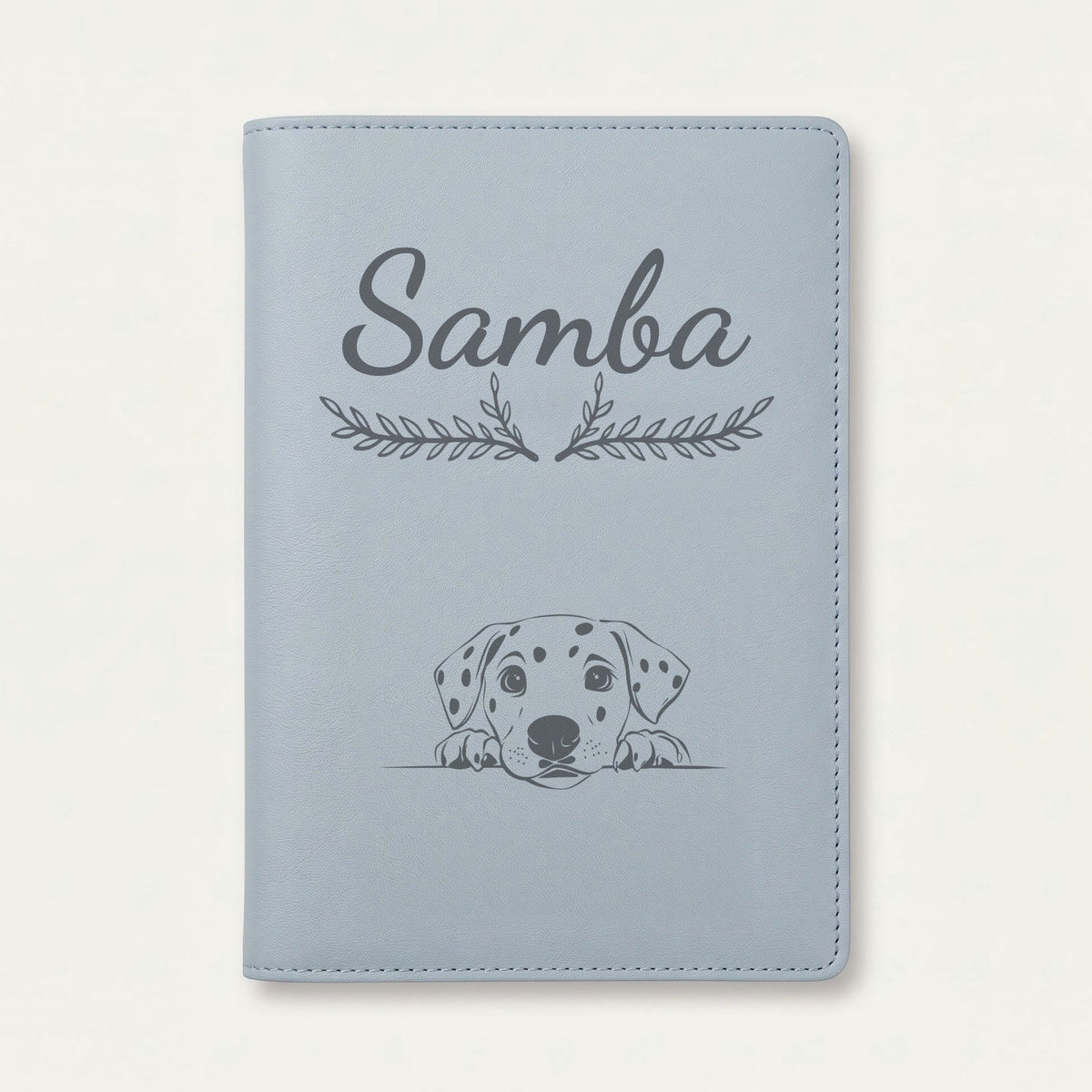 Protège carnet de santé chien personnalisé – Dalmatien — Bleu nuage — Bouquet — gravure « Samba »