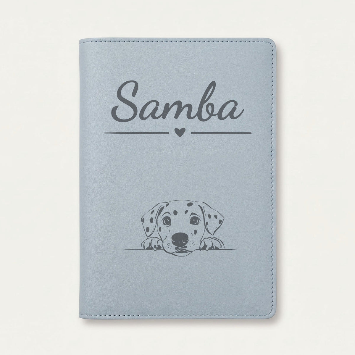 Protège carnet de santé chien personnalisé – Dalmatien — Bleu nuage — Cœur — gravure « Samba »