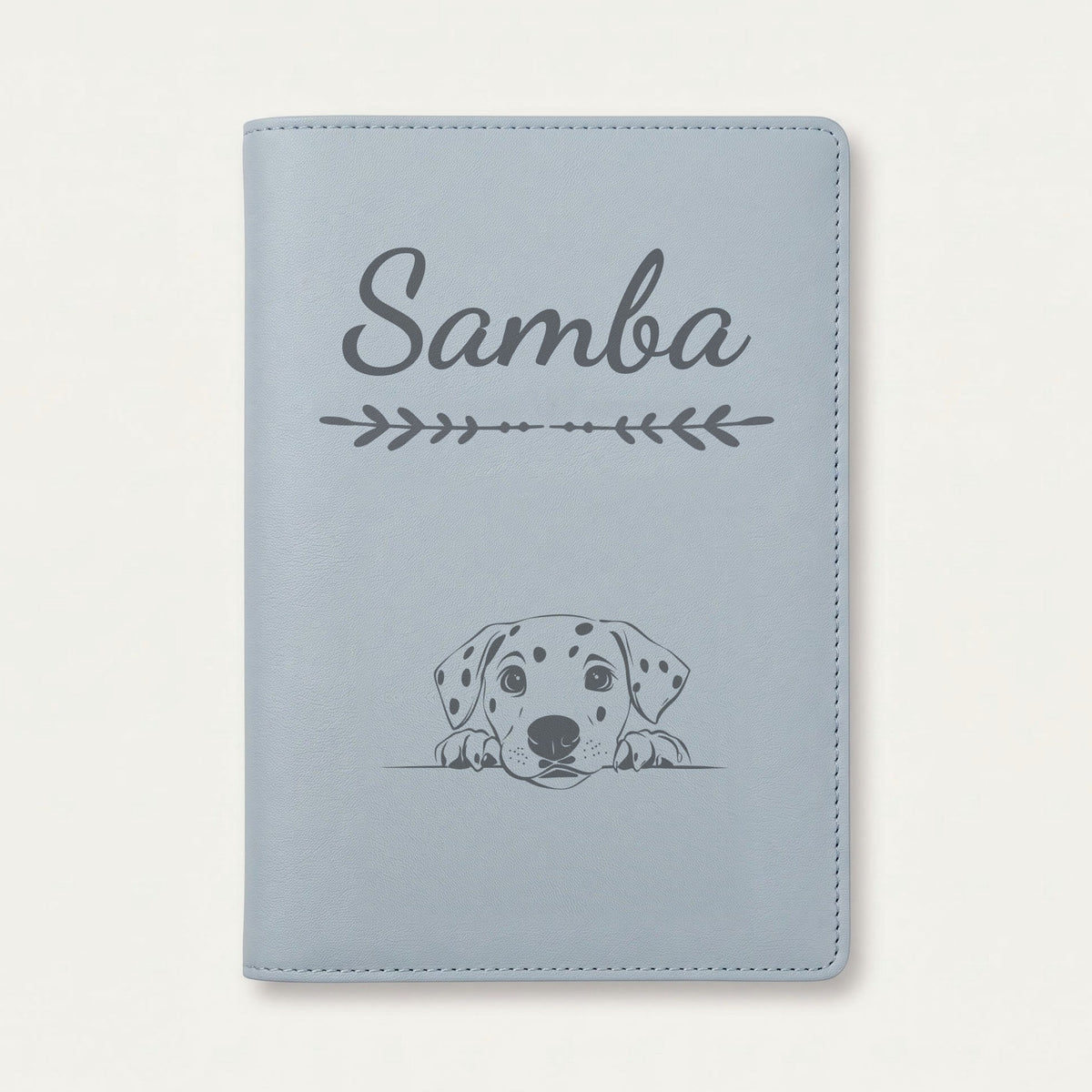 Protège carnet de santé chien personnalisé – Dalmatien — Bleu nuage — Flèche — gravure « Samba »