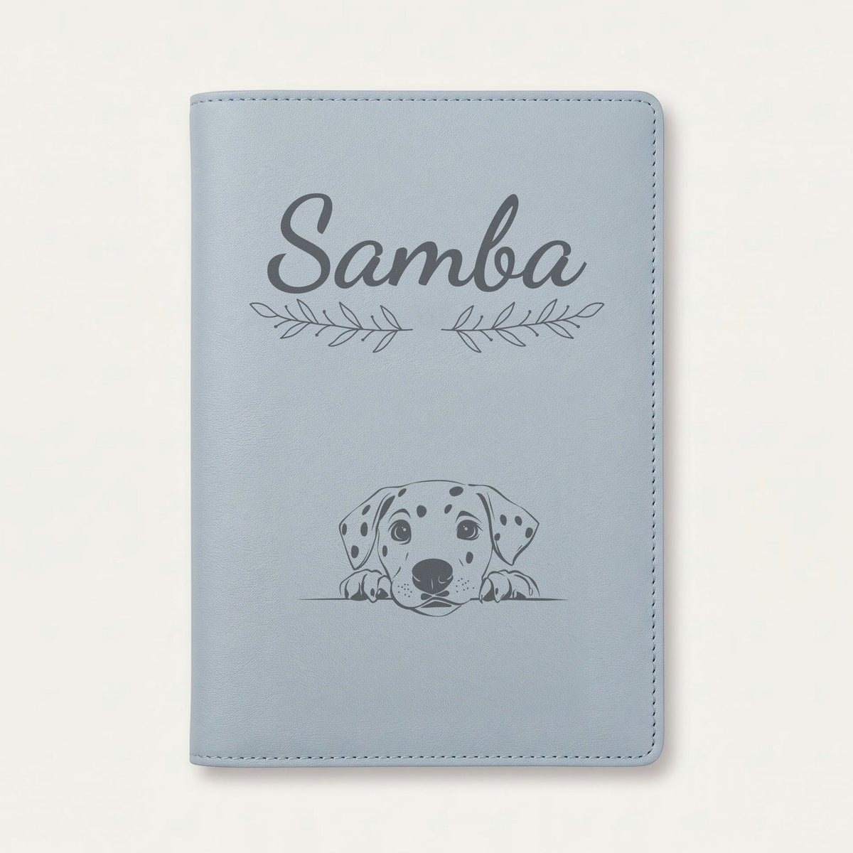 Protège carnet de santé chien personnalisé – Dalmatien — Bleu nuage — Rameaux — gravure « Samba »