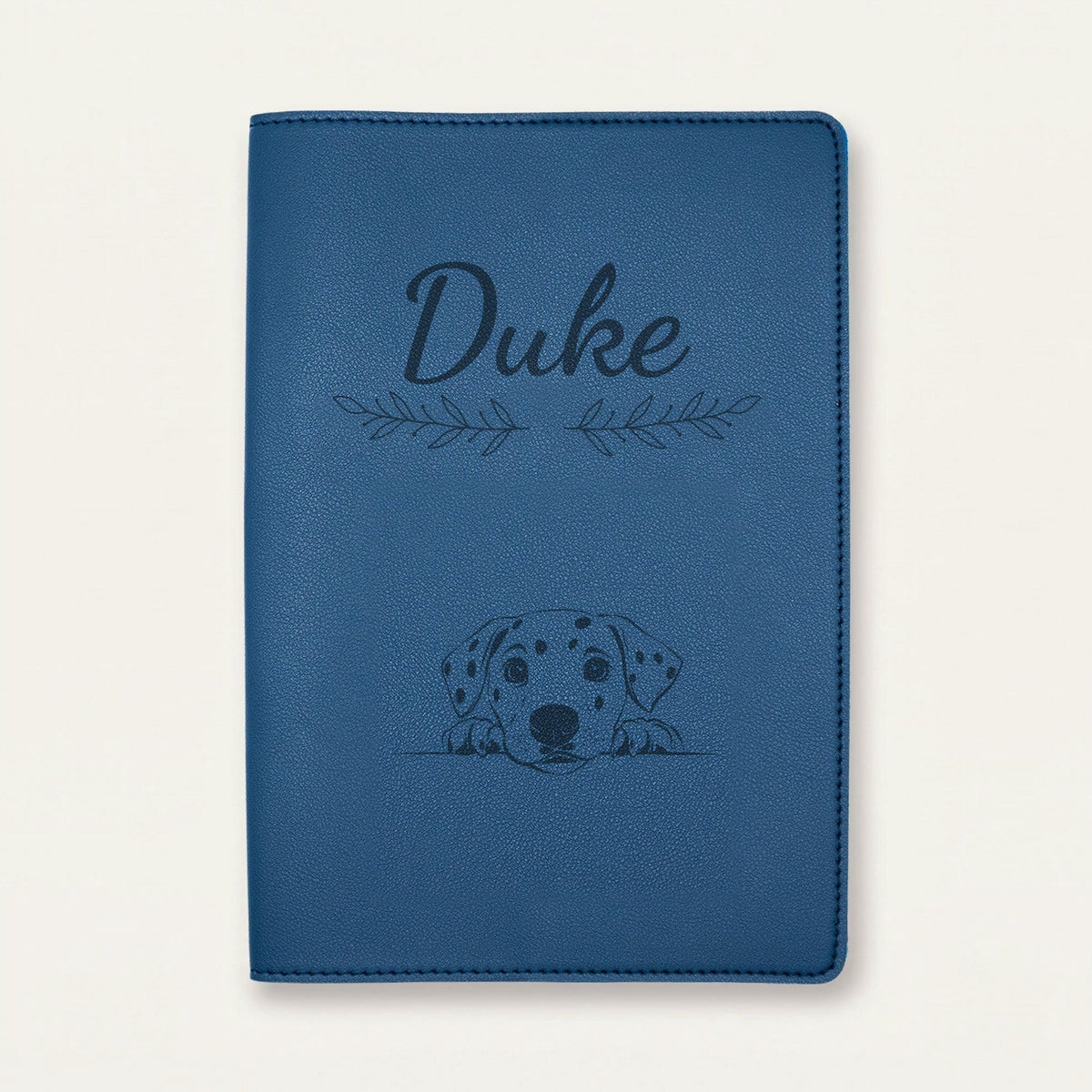 Protège carnet de santé chien personnalisé – Dalmatien — Bleu nuit — Rameaux — gravure « Duke »
