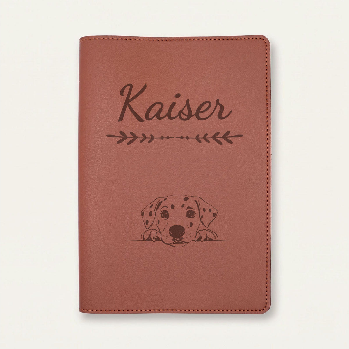 Protège carnet de santé chien personnalisé – Dalmatien — Chocolat — Flèche — gravure « Kaiser »