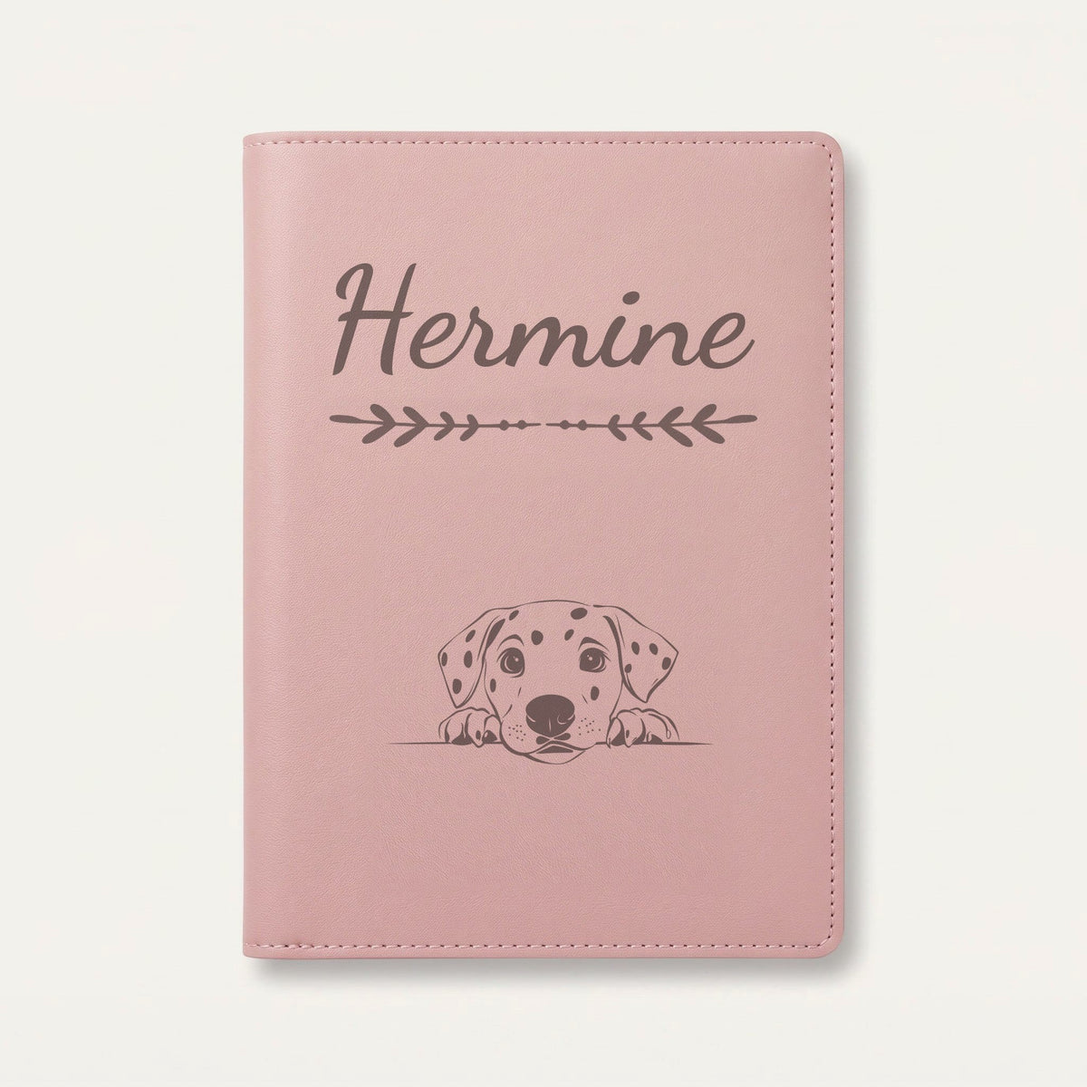 Protège carnet de santé chien personnalisé – Dalmatien — Rose dragée — Flèche — gravure « Hermine »