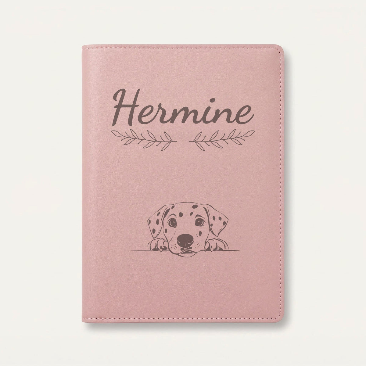 Protège carnet de santé chien personnalisé – Dalmatien — Rose dragée — Rameaux — gravure « Hermine »
