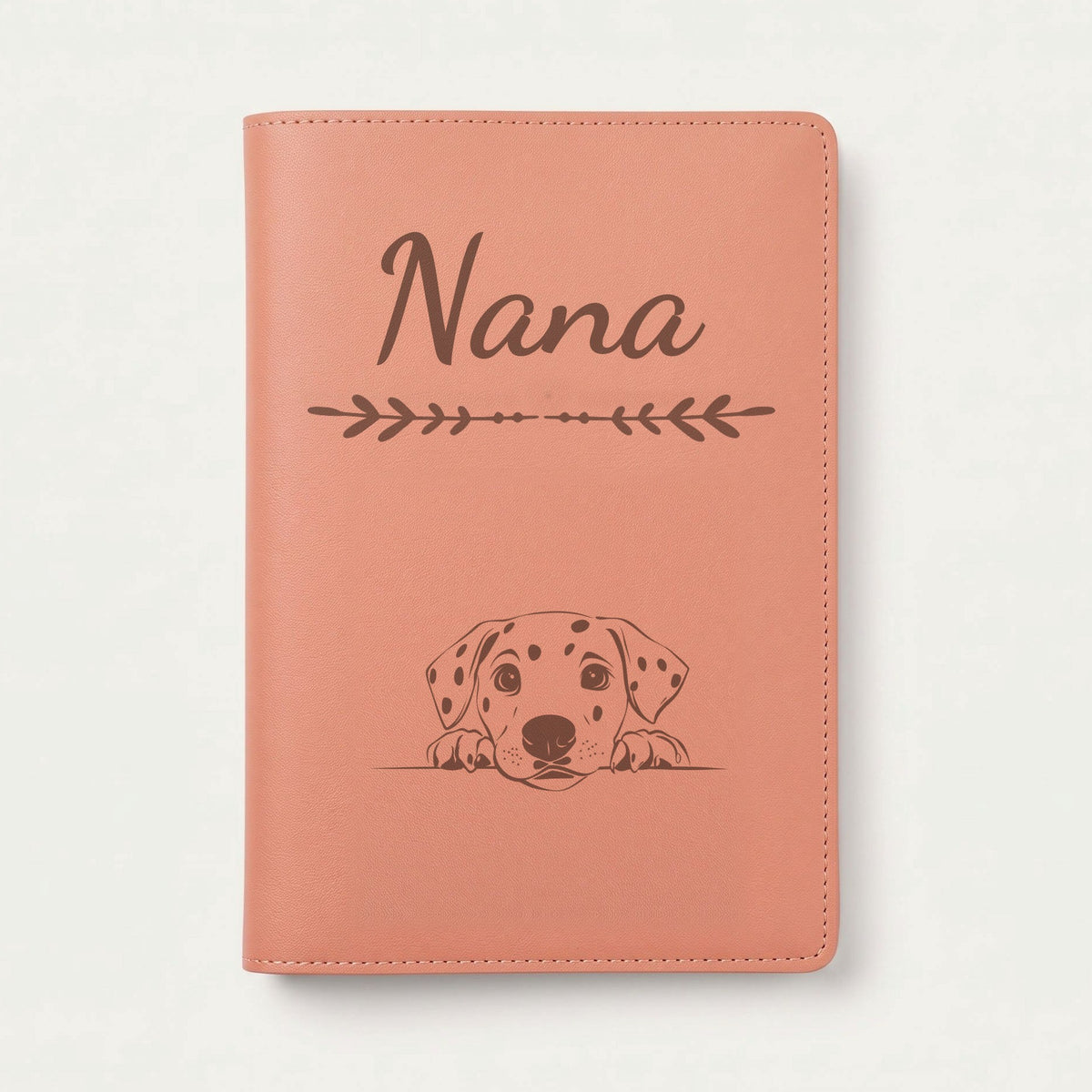 Protège carnet de santé chien personnalisé – Dalmatien — Terracotta — Flèche — gravure « Nana »