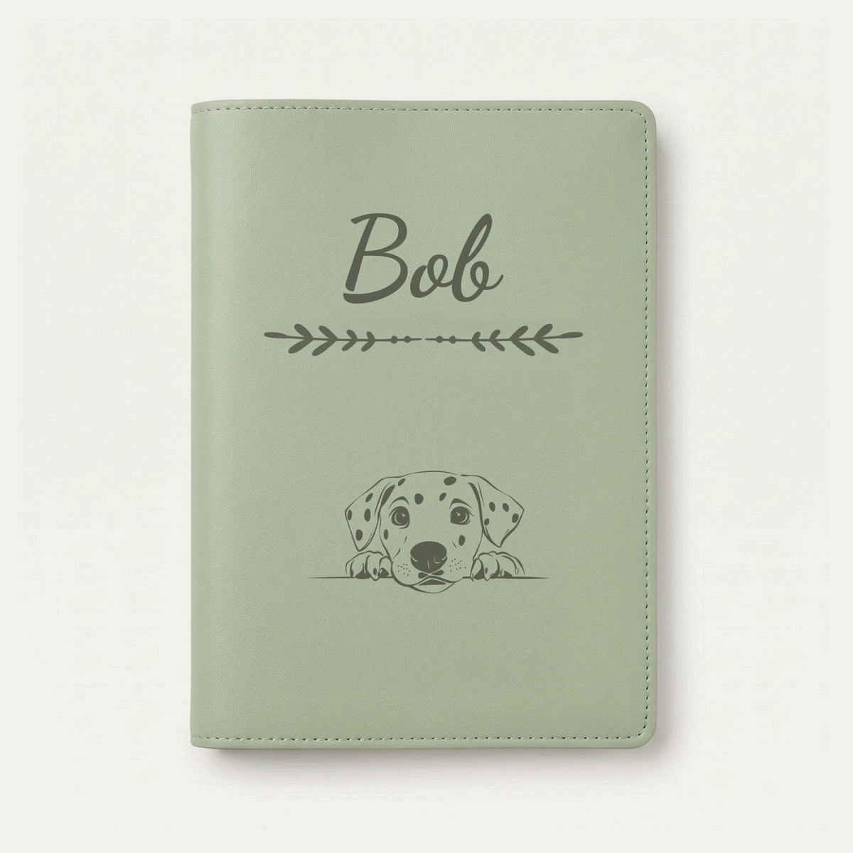 Protège carnet de santé chien personnalisé – Dalmatien — Vert sauge — Flèche — gravure « Bob »