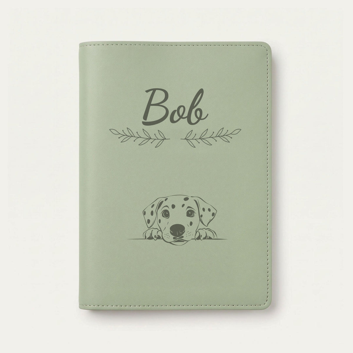 Protège carnet de santé chien personnalisé – Dalmatien — Vert sauge — Rameaux — gravure « Bob »