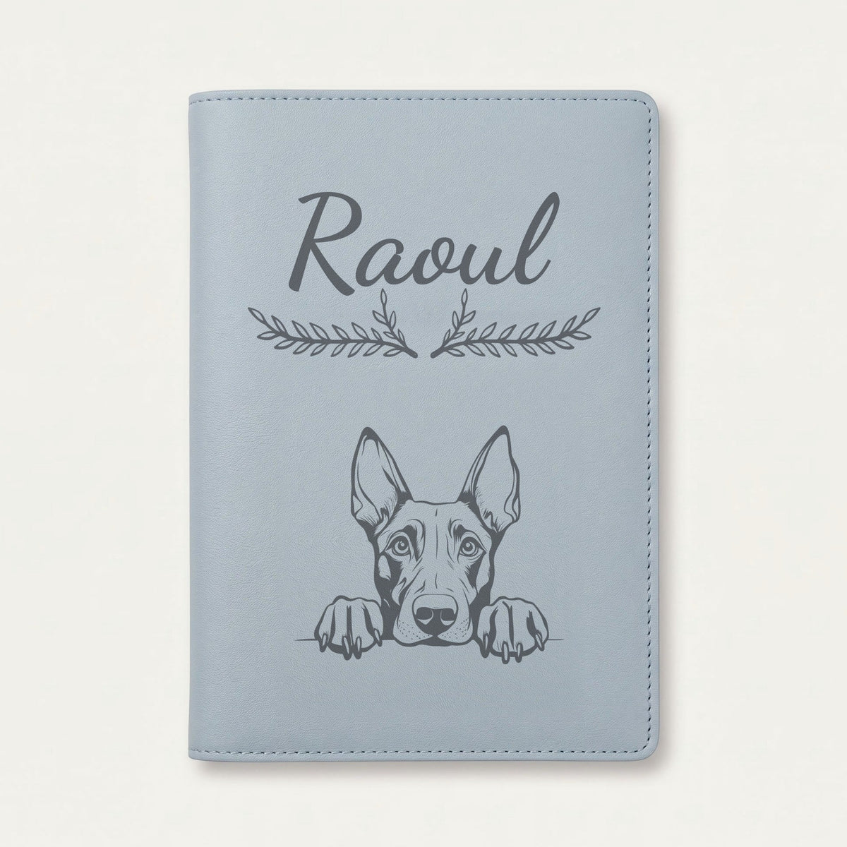 Protège carnet de santé chien personnalisé – Dobermann — Bleu nuage — Bouquet — gravure « Raoul »
