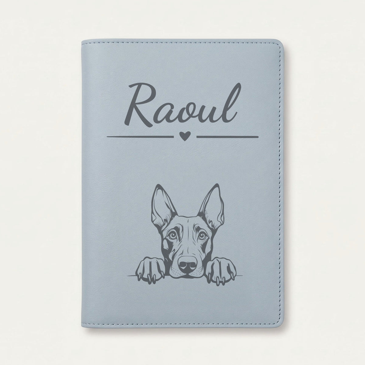Protège carnet de santé chien personnalisé – Dobermann — Bleu nuage — Cœur — gravure « Raoul »