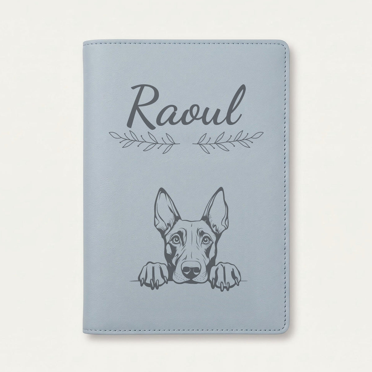 Protège carnet de santé chien personnalisé – Dobermann — Bleu nuage — Rameaux — gravure « Raoul »