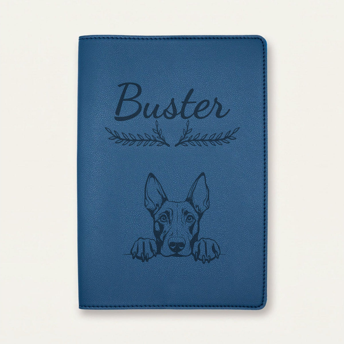 Protège carnet de santé chien personnalisé – Dobermann — Bleu nuit — Bouquet — gravure « Buster »