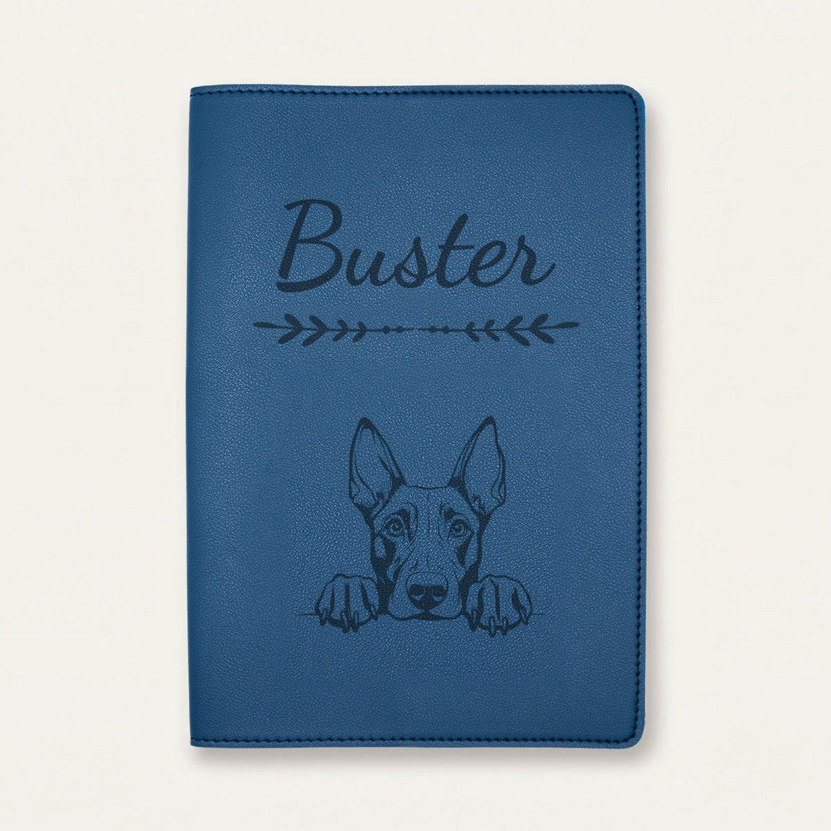 Protège carnet de santé chien personnalisé – Dobermann — Bleu nuit — Flèche — gravure « Buster »
