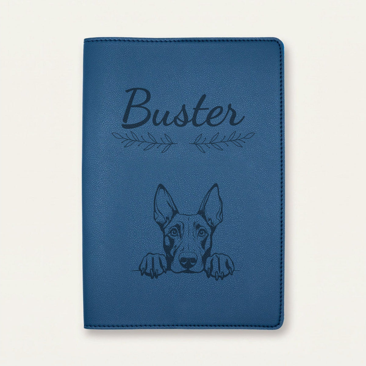 Protège carnet de santé chien personnalisé – Dobermann — Bleu nuit — Rameaux — gravure « Buster »