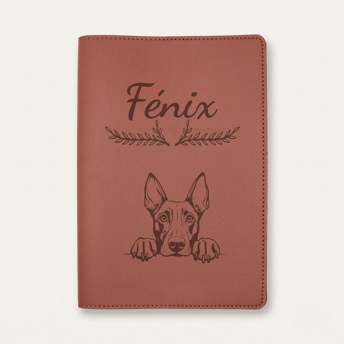Protège carnet de santé chien personnalisé – Dobermann — Chocolat — Bouquet — gravure « Fénix »