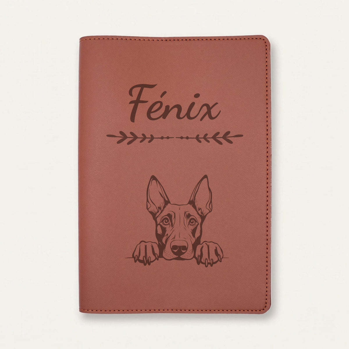 Protège carnet de santé chien personnalisé – Dobermann — Chocolat — Flèche — gravure « Fénix »
