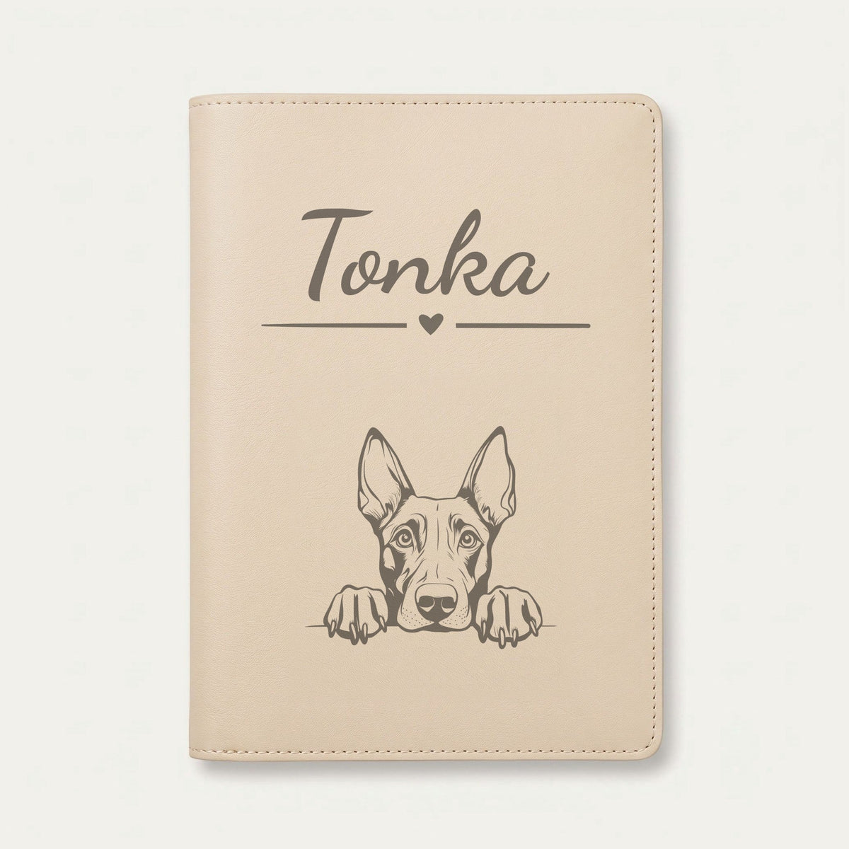 Protège carnet de santé chien personnalisé – Dobermann — Crème vanille — Cœur — gravure « Tonka »