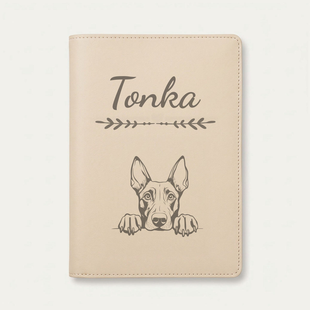 Protège carnet de santé chien personnalisé – Dobermann — Crème vanille — Flèche — gravure « Tonka »