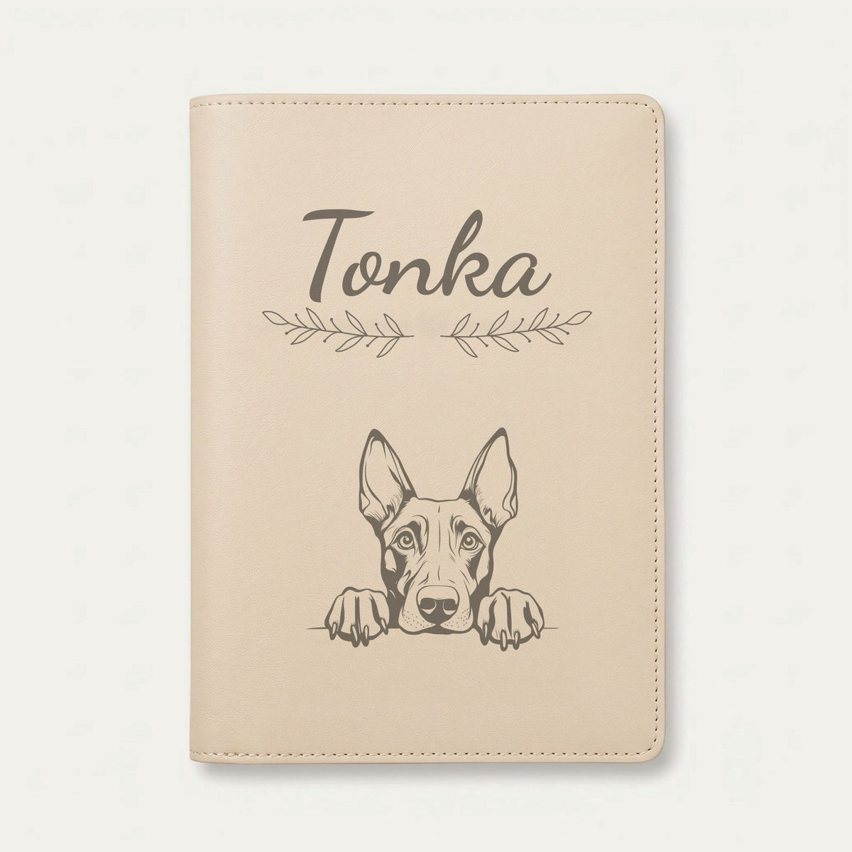 Protège carnet de santé chien personnalisé – Dobermann — Crème vanille — Rameaux — gravure « Tonka »