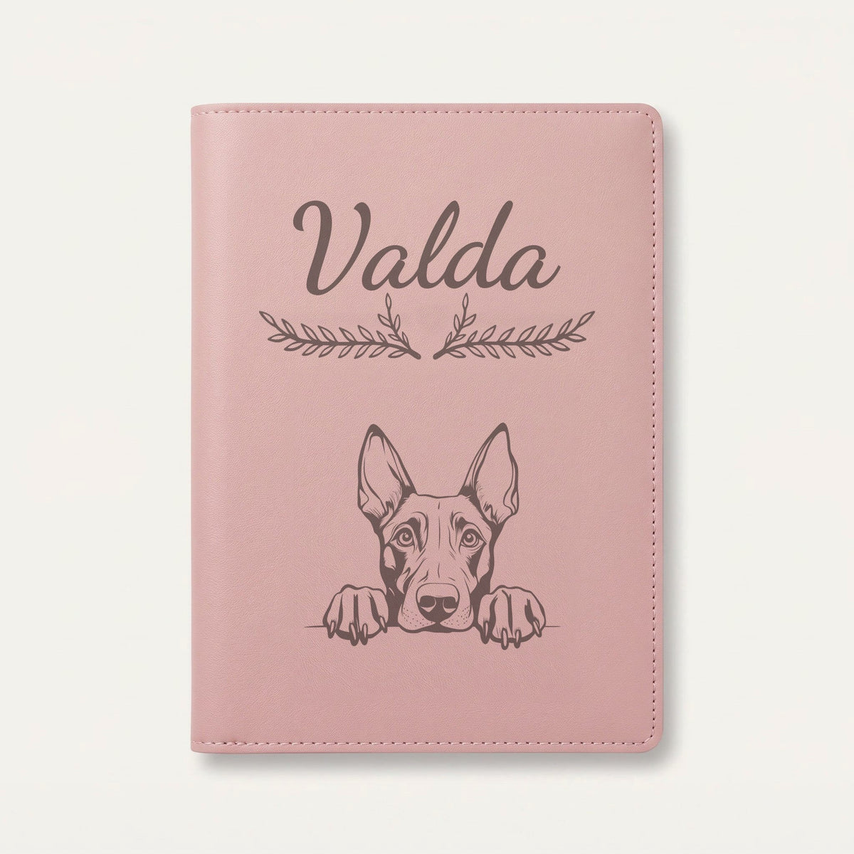 Protège carnet de santé chien personnalisé – Dobermann — Rose dragée — Bouquet — gravure « Valda »