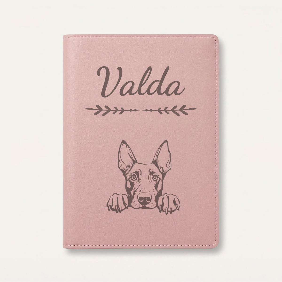 Protège carnet de santé chien personnalisé – Dobermann — Rose dragée — Flèche — gravure « Valda »