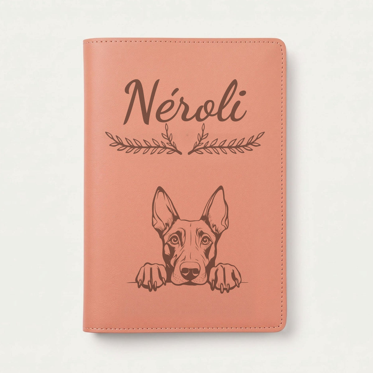 Protège carnet de santé chien personnalisé – Dobermann — Terracotta — Bouquet — gravure « Néroli »