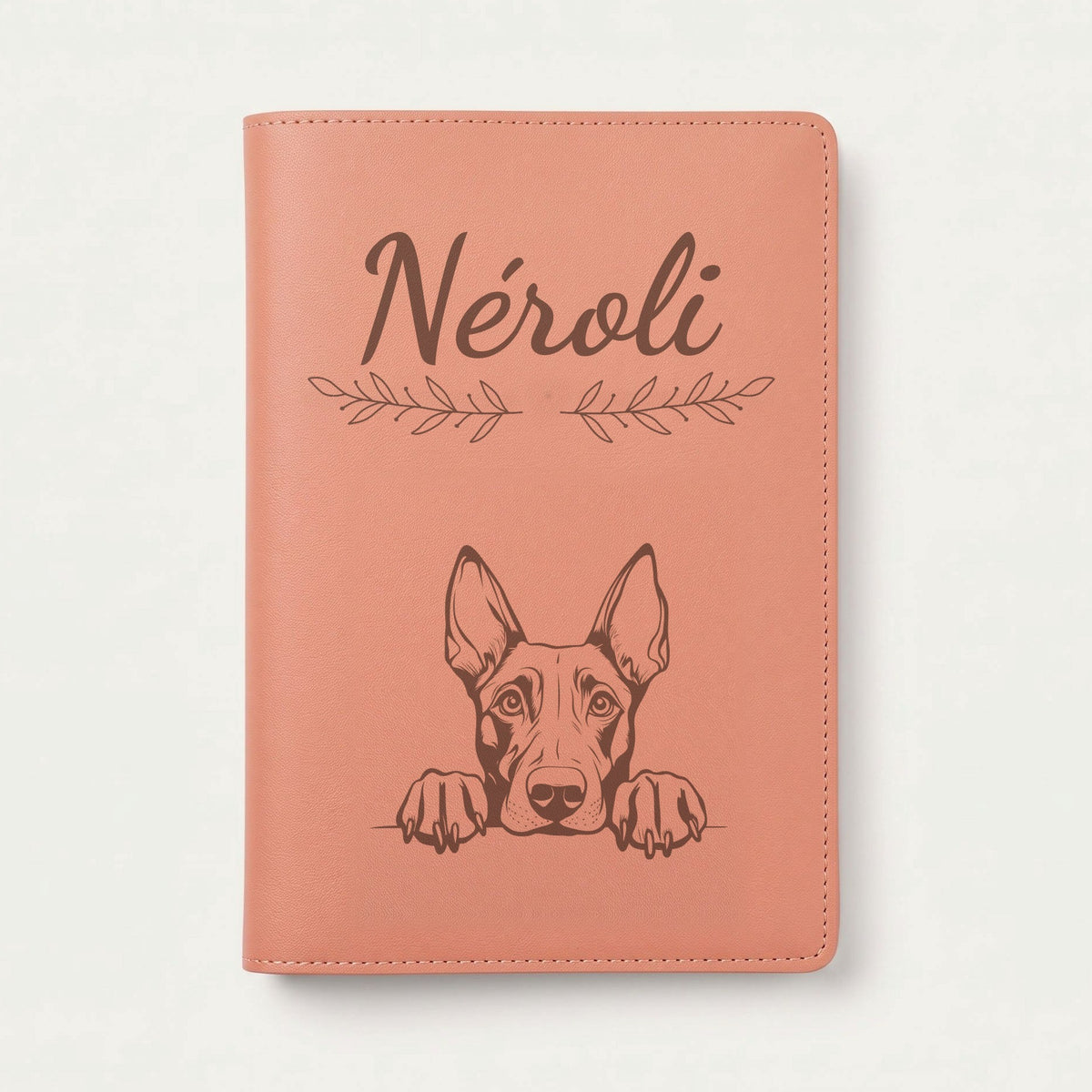 Protège carnet de santé chien personnalisé – Dobermann — Terracotta — Rameaux — gravure « Néroli »