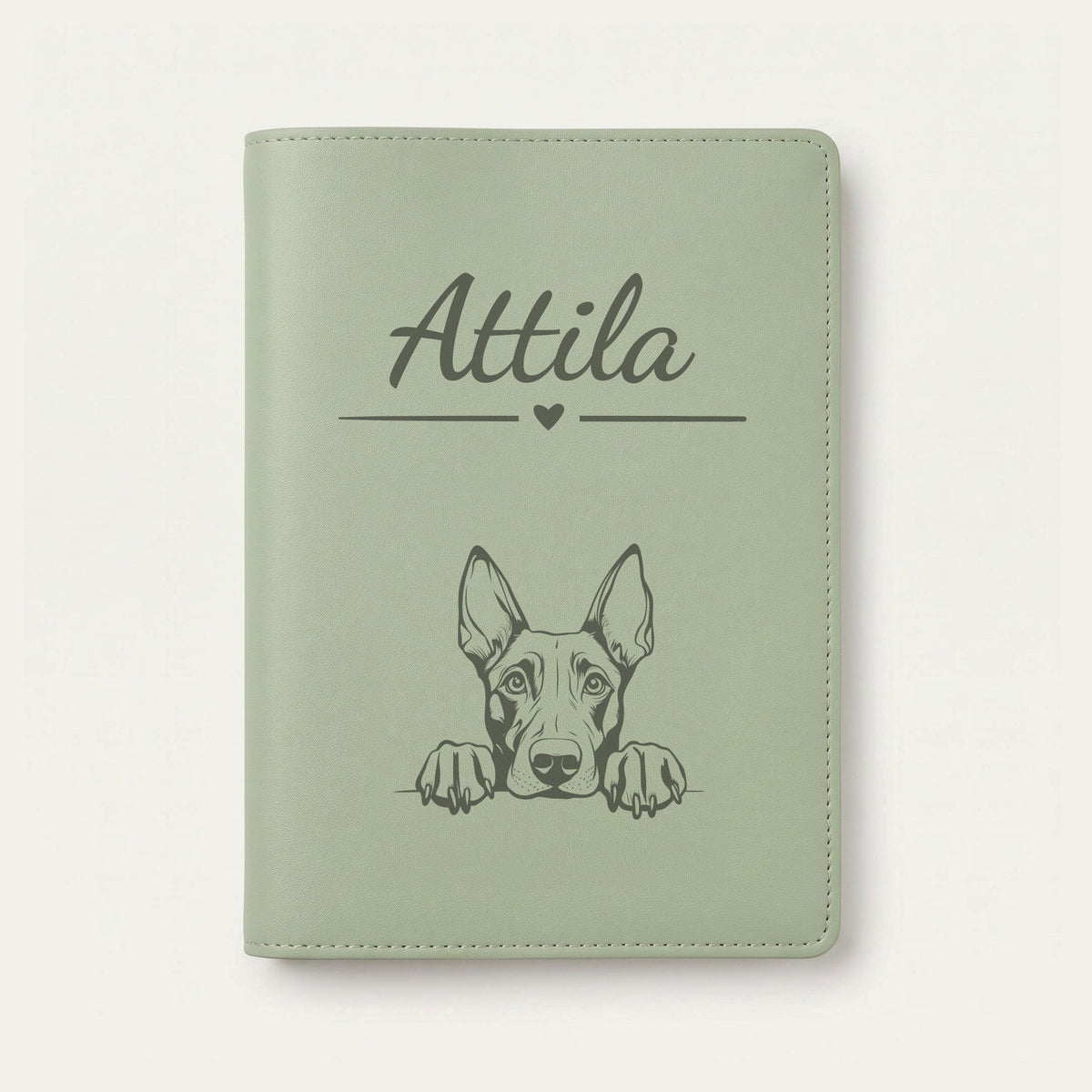 Protège carnet de santé chien personnalisé – Dobermann — Vert sauge — Cœur — gravure « Attila »