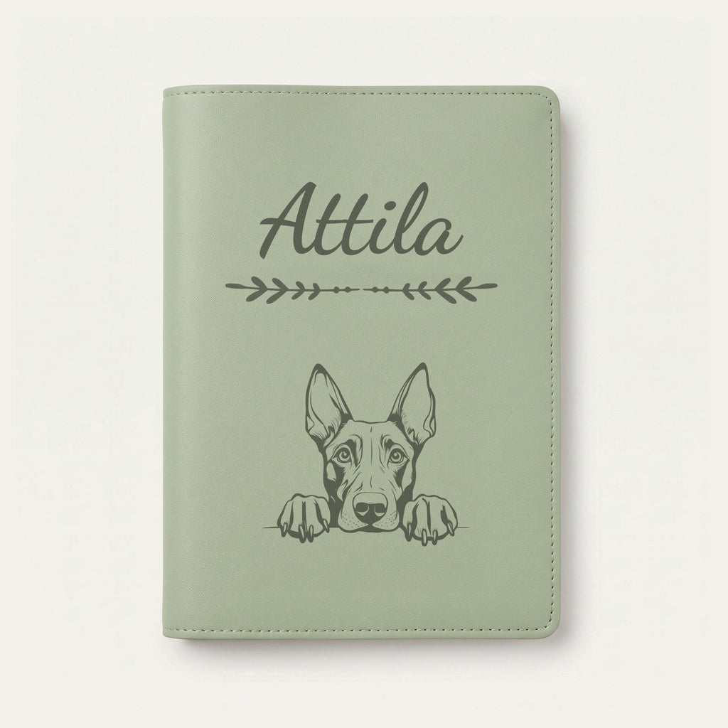 Protège carnet de santé chien personnalisé – Dobermann — Vert sauge — Flèche — gravure « Attila »