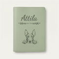Protège carnet de santé chien personnalisé – Dobermann — Vert sauge — Flèche — gravure « Attila »