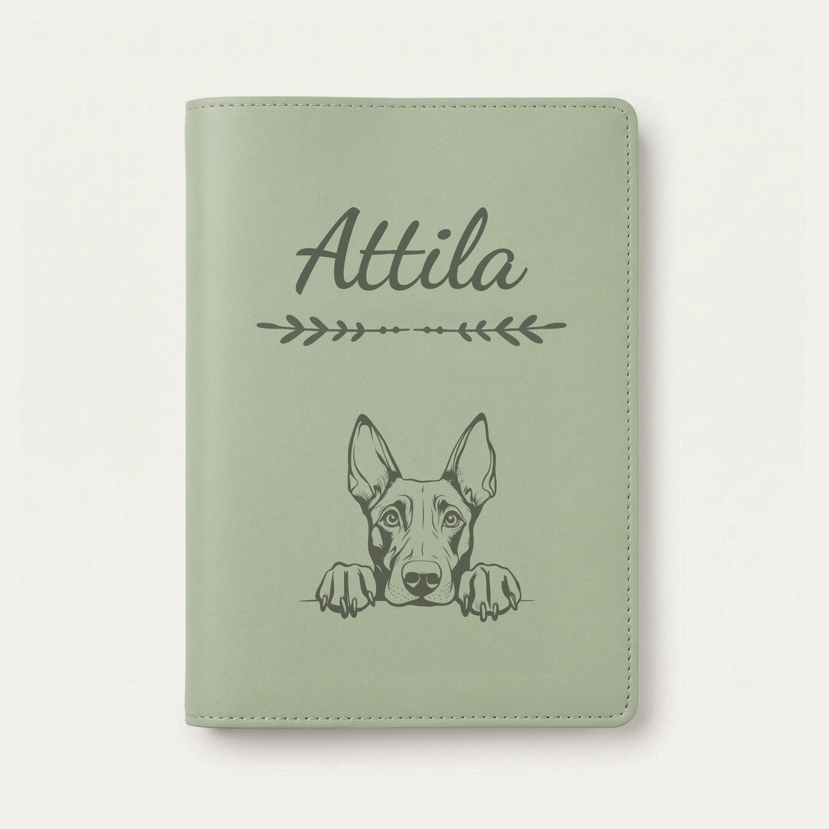 Protège carnet de santé chien personnalisé – Dobermann — Vert sauge — Flèche — gravure « Attila »
