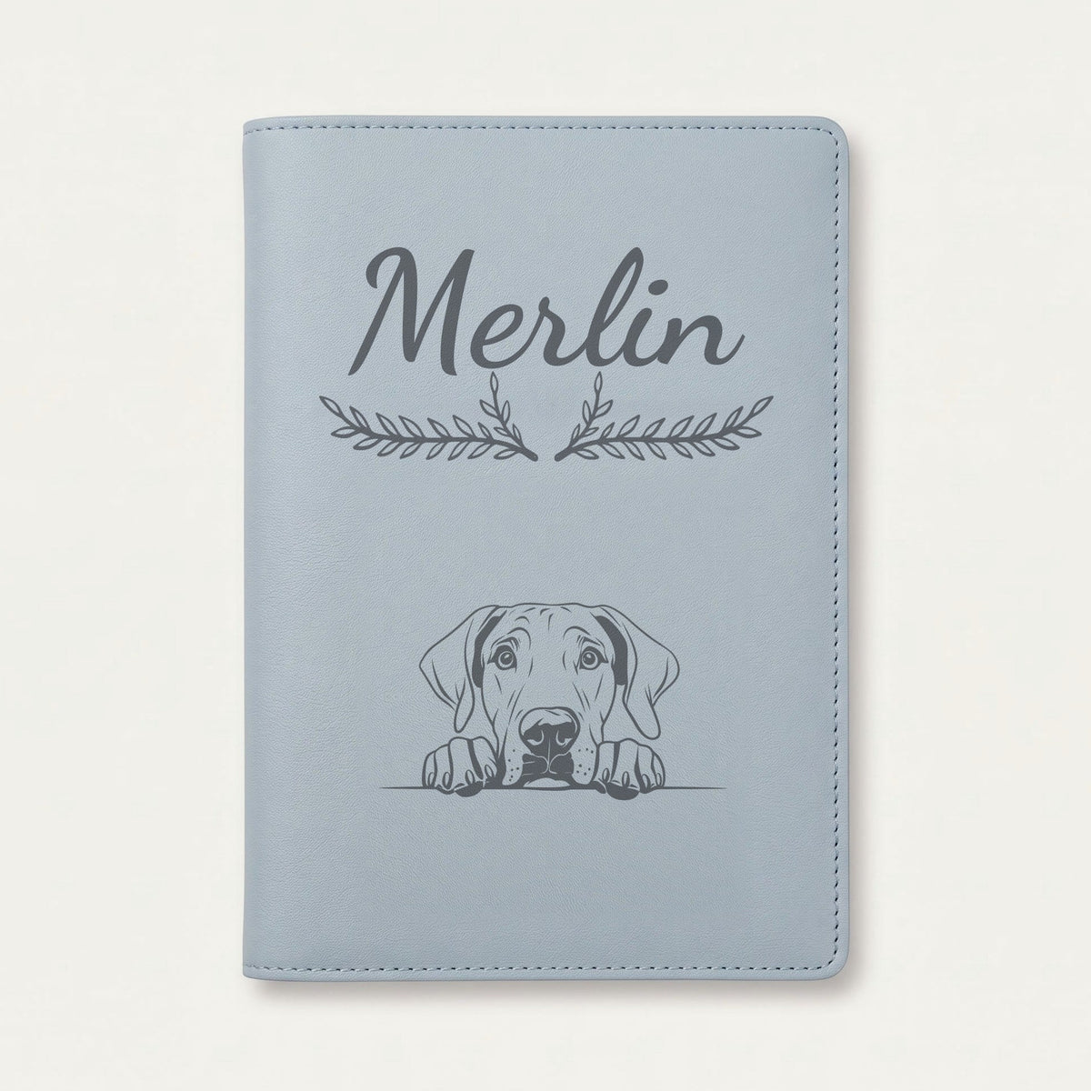Protège carnet de santé chien personnalisé – Dogue allemand — Bleu nuage — Bouquet — gravure « Merlin »