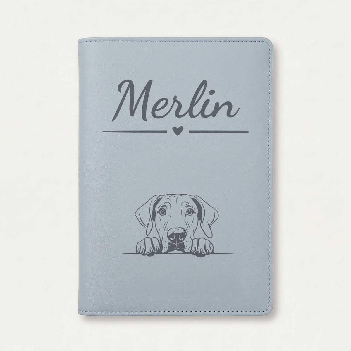 Protège carnet de santé chien personnalisé – Dogue allemand — Bleu nuage — Cœur — gravure « Merlin »