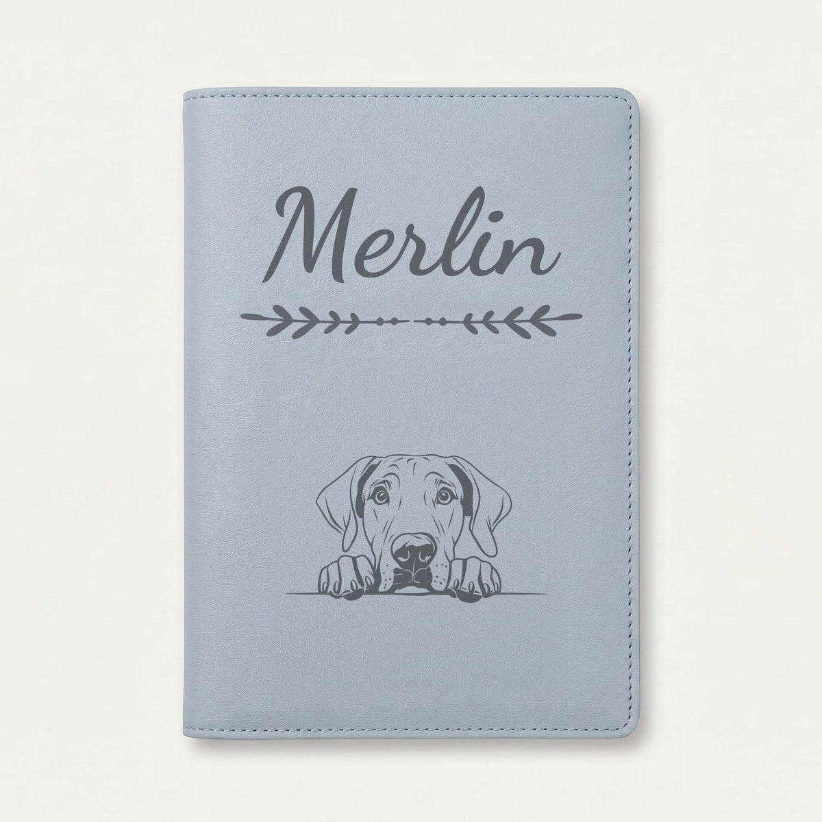 Protège carnet de santé chien personnalisé – Dogue allemand — Bleu nuage — Flèche — gravure « Merlin »