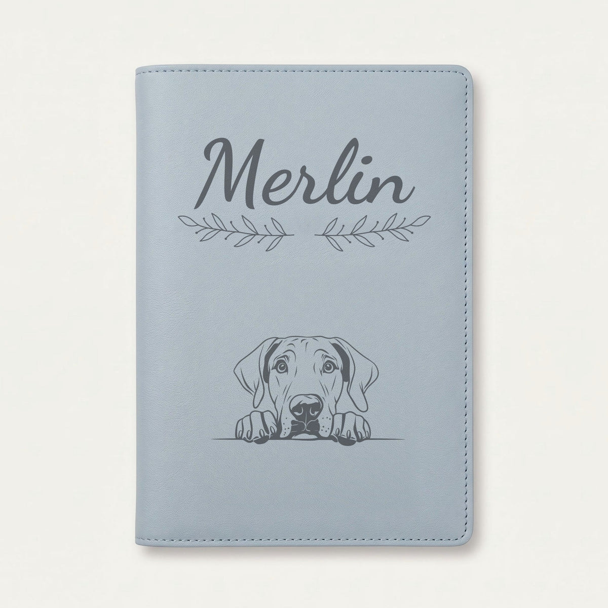 Protège carnet de santé chien personnalisé – Dogue allemand — Bleu nuage — Rameaux — gravure « Merlin »