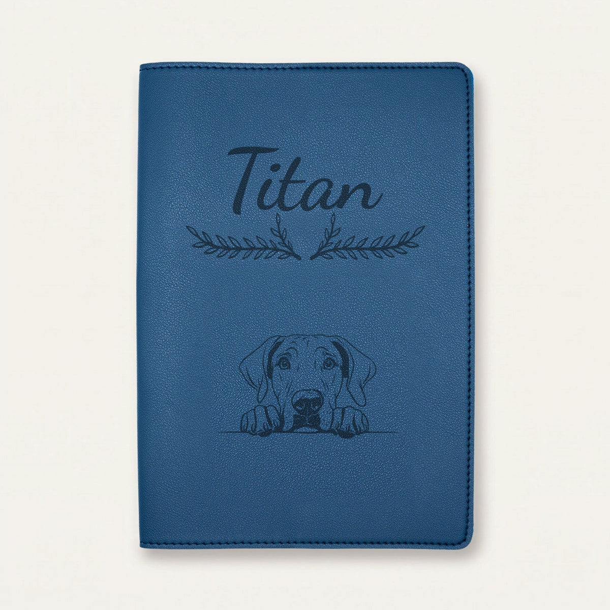 Protège carnet de santé chien personnalisé – Dogue allemand — Bleu nuit — Bouquet — gravure « Titan »