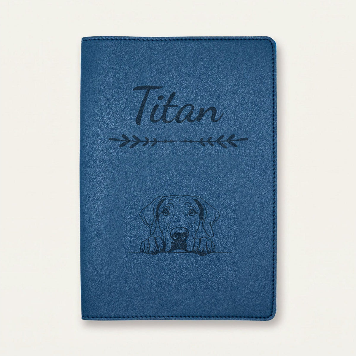 Protège carnet de santé chien personnalisé – Dogue allemand — Bleu nuit — Flèche — gravure « Titan »