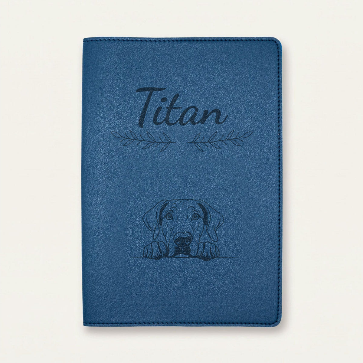 Protège carnet de santé chien personnalisé – Dogue allemand — Bleu nuit — Rameaux — gravure « Titan »