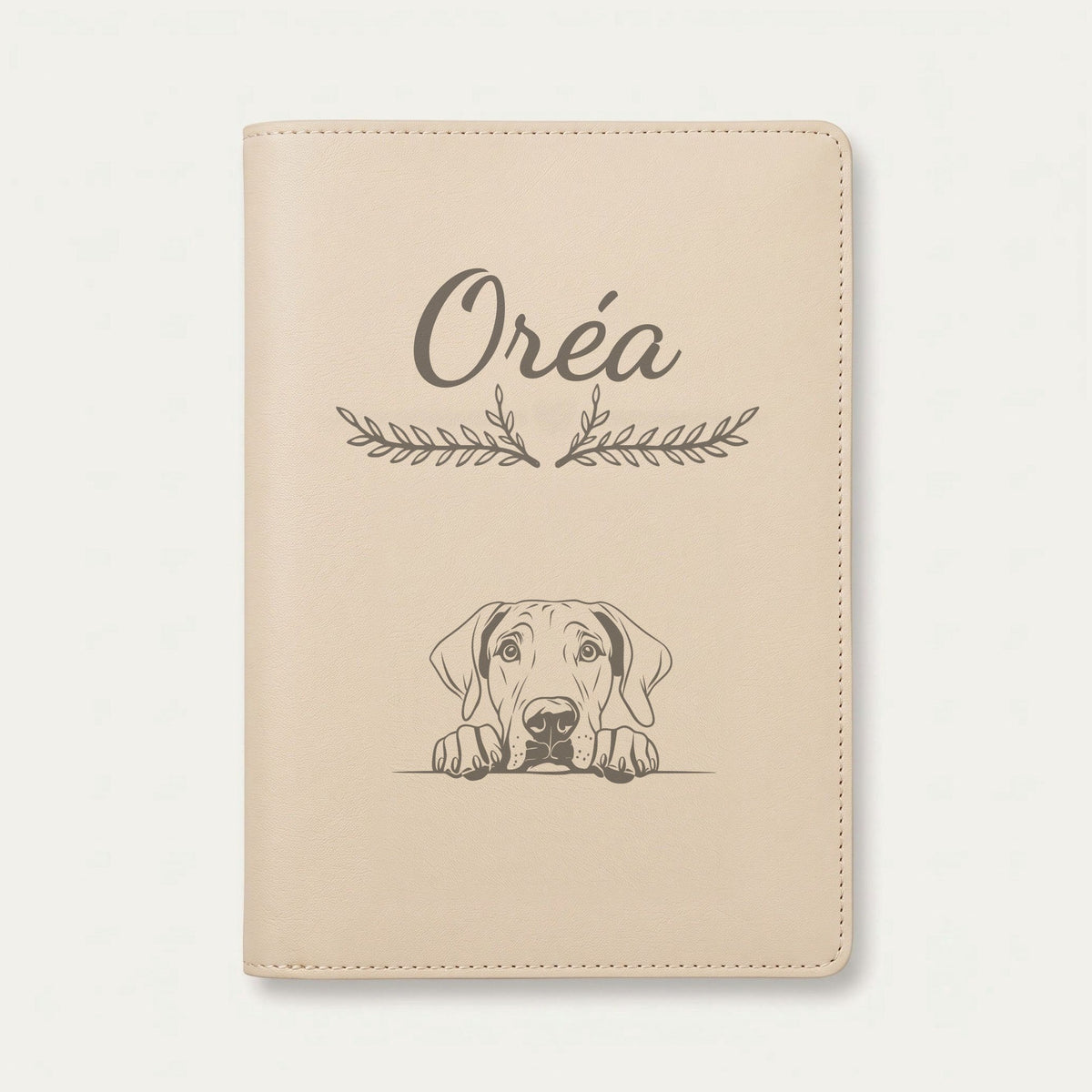 Protège carnet de santé chien personnalisé – Dogue allemand — Crème vanille — Bouquet — gravure « Oréa »
