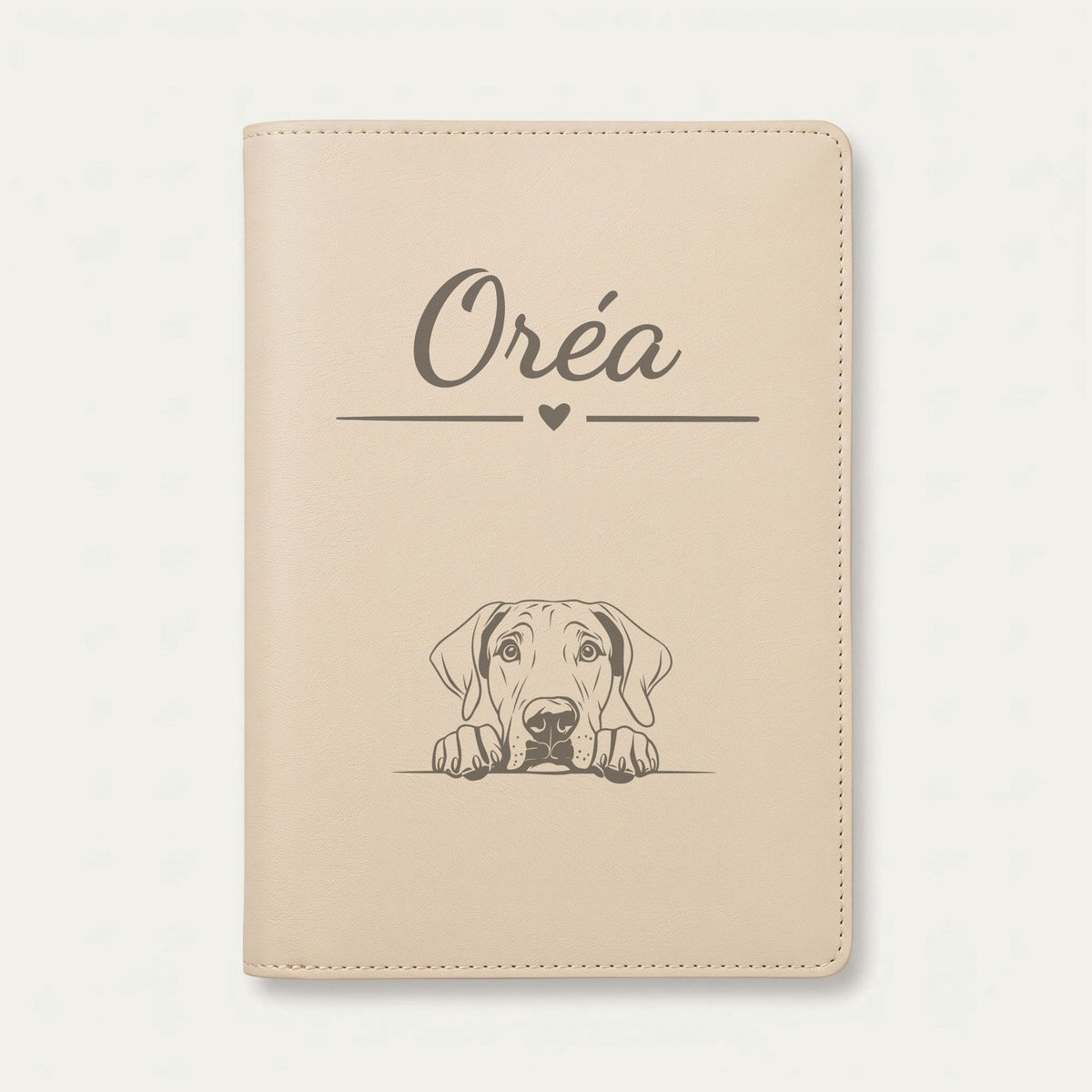 Protège carnet de santé chien personnalisé – Dogue allemand — Crème vanille — Cœur — gravure « Oréa »