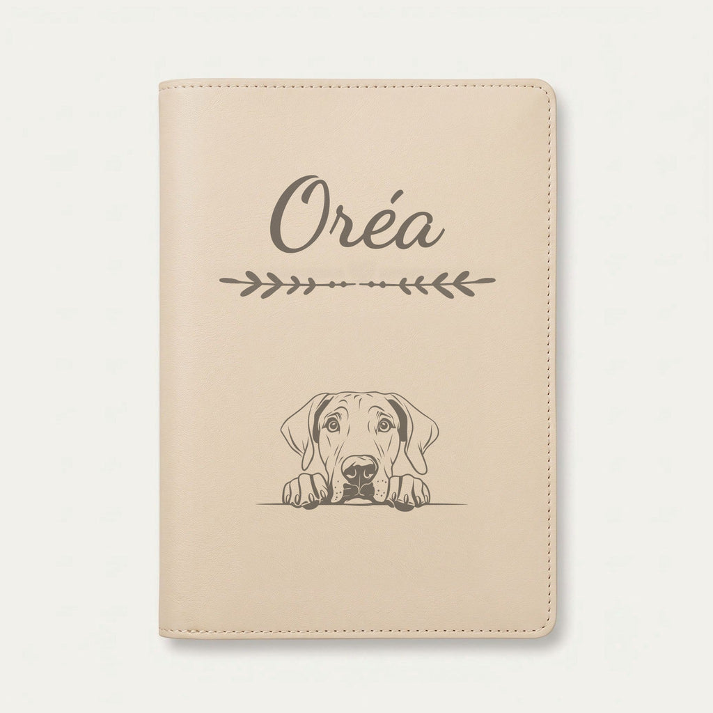Protège carnet de santé chien personnalisé – Dogue allemand — Crème vanille — Flèche — gravure « Oréa »