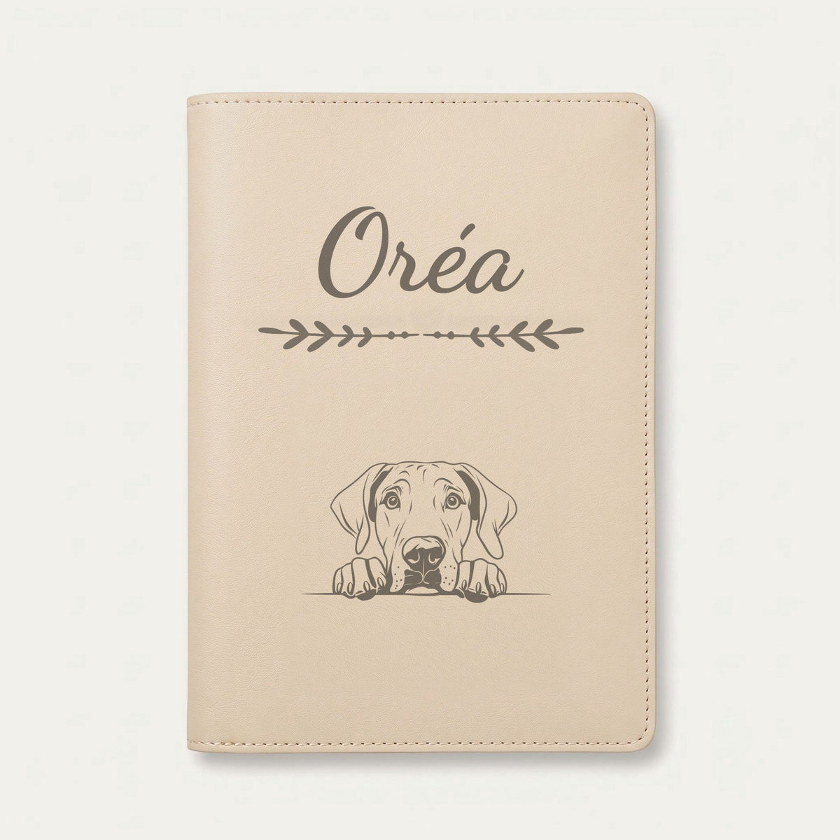 Protège carnet de santé chien personnalisé – Dogue allemand — Crème vanille — Flèche — gravure « Oréa »