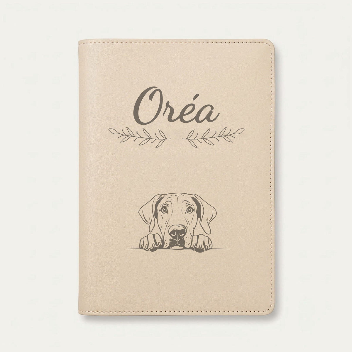 Protège carnet de santé chien personnalisé – Dogue allemand — Crème vanille — Rameaux — gravure « Oréa »