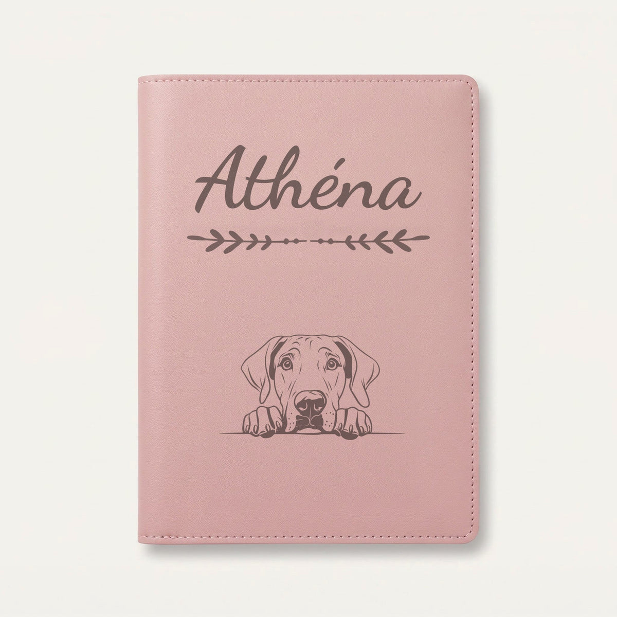 Protège carnet de santé chien personnalisé – Dogue allemand — Rose dragée — Flèche — gravure « Athéna »
