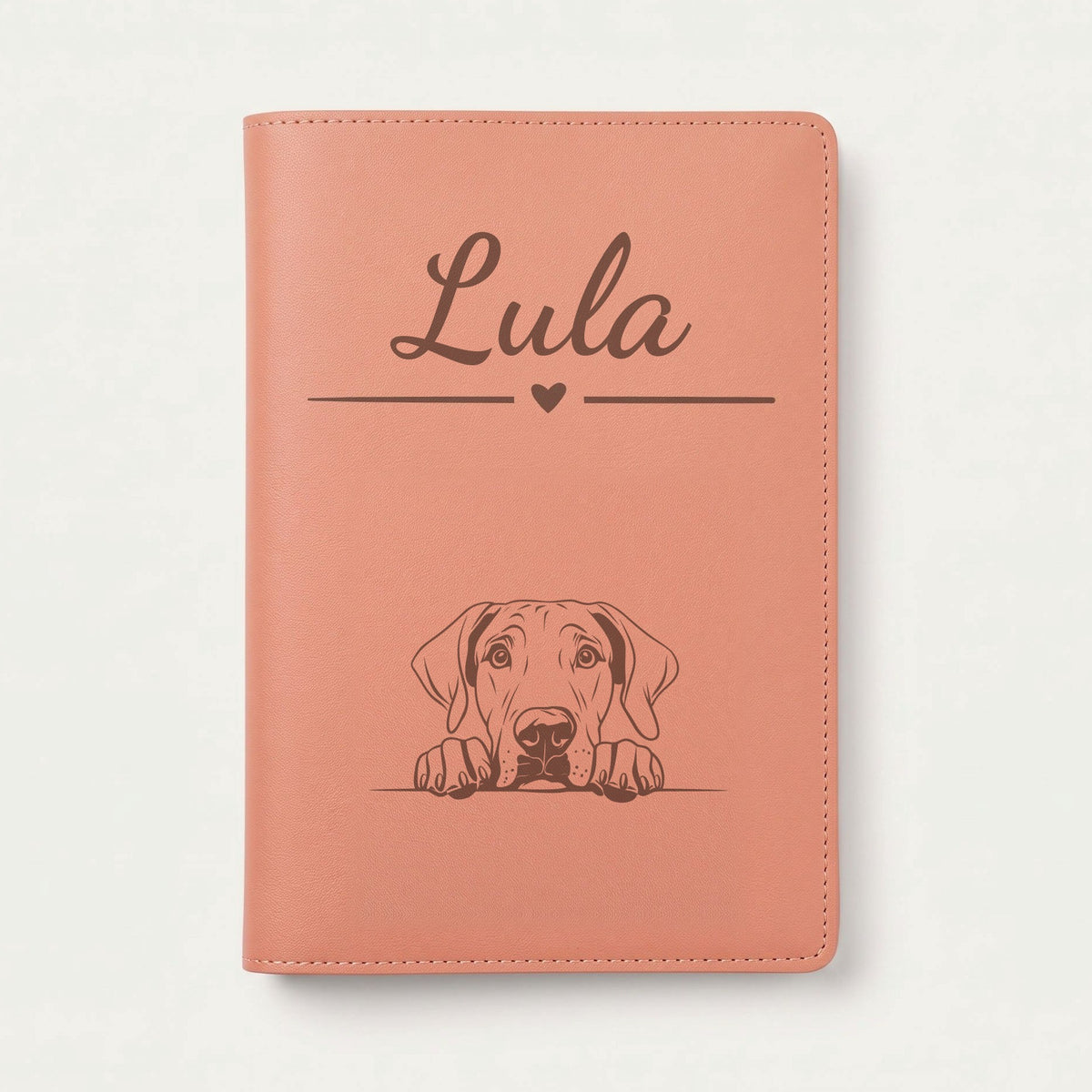 Protège carnet de santé chien personnalisé – Dogue allemand — Terracotta — Cœur — gravure « Lula »