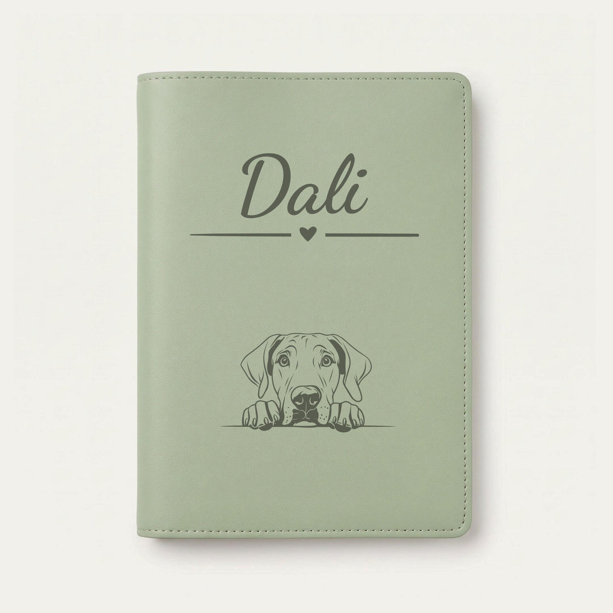Protège carnet de santé chien personnalisé – Dogue allemand — Vert sauge — Cœur — gravure « Dali »
