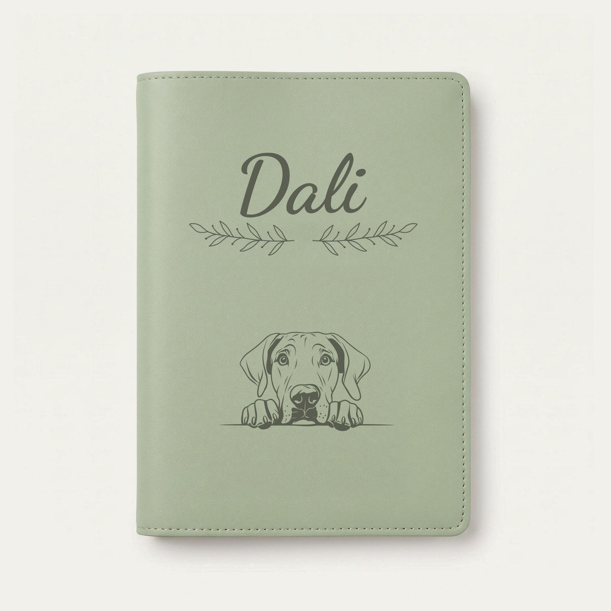 Protège carnet de santé chien personnalisé – Dogue allemand — Vert sauge — Rameaux — gravure « Dali »