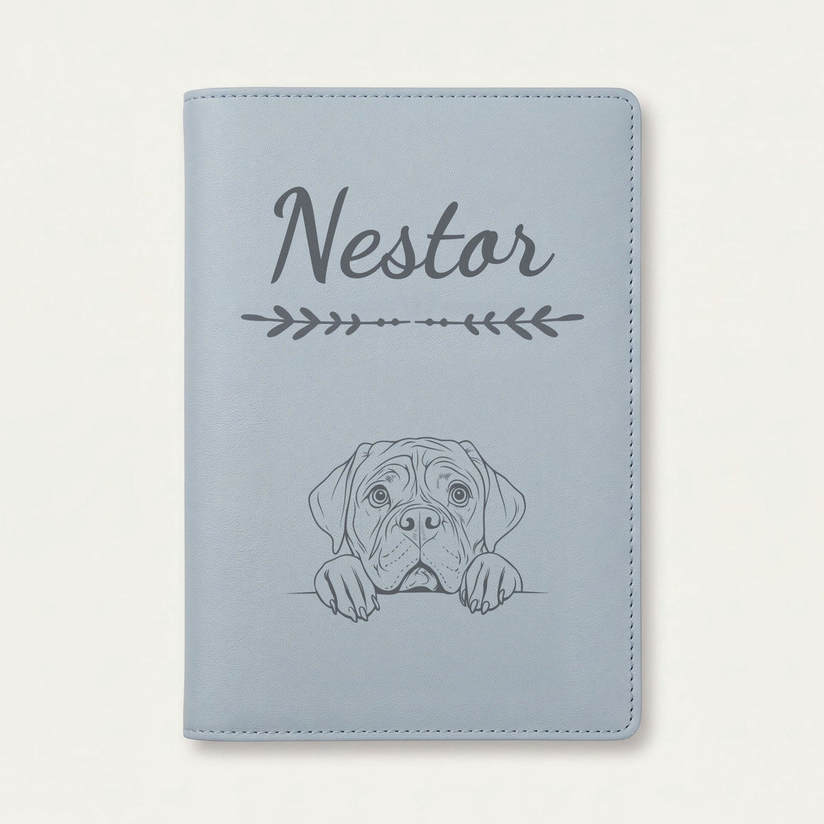 Protège carnet de santé chien personnalisé – Dogue de Bordeaux — Bleu nuage — Flèche — gravure « Nestor »