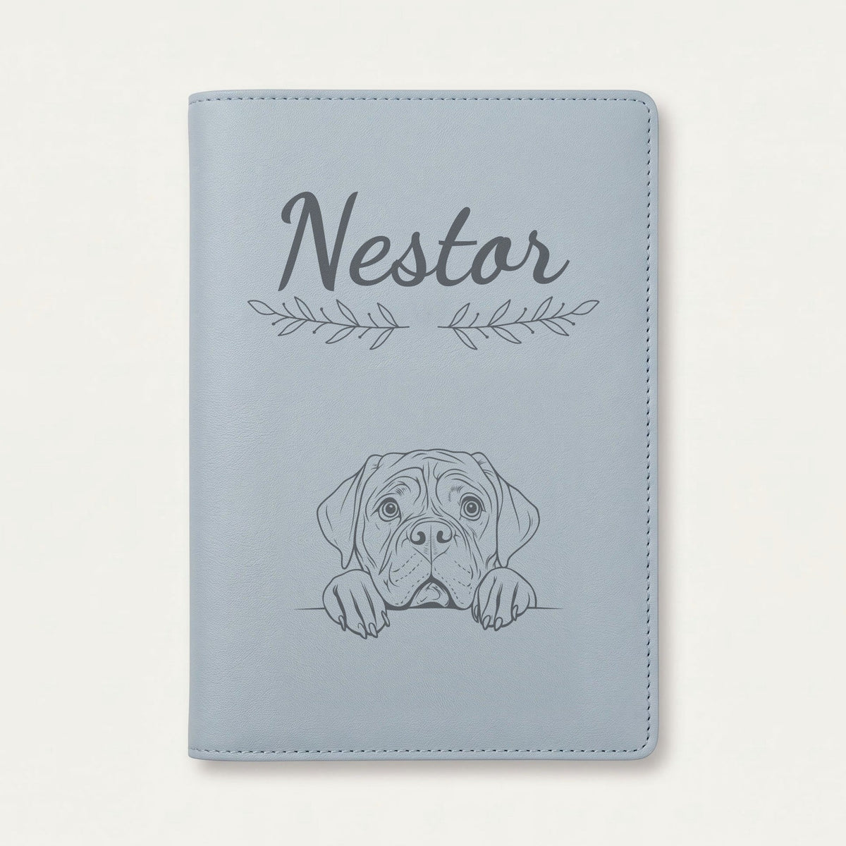 Protège carnet de santé chien personnalisé – Dogue de Bordeaux — Bleu nuage — Rameaux — gravure « Nestor »