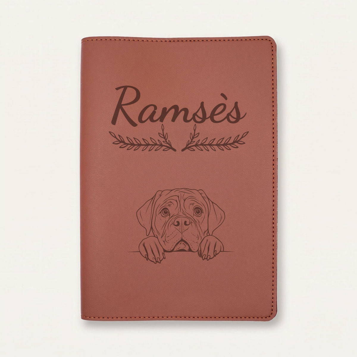 Protège carnet de santé chien personnalisé – Dogue de Bordeaux — Chocolat — Bouquet — gravure « Ramsès »